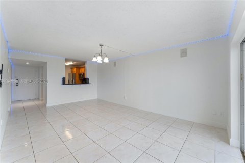 Купить кондоминиум в Майами, Флорида 2 спальни, 109.16м2, № 2002009 - фото 2