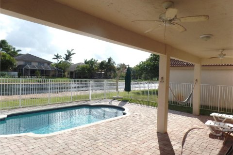 Снять в аренду виллу или дом в Уэстон, Флорида 4 спальни, 193.98м2, № 2066776 - фото 23