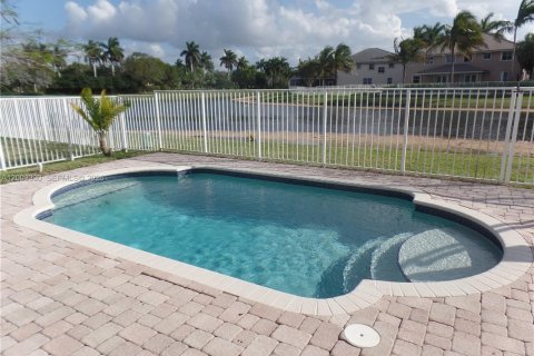 Снять в аренду виллу или дом в Уэстон, Флорида 4 спальни, 193.98м2, № 2066776 - фото 24