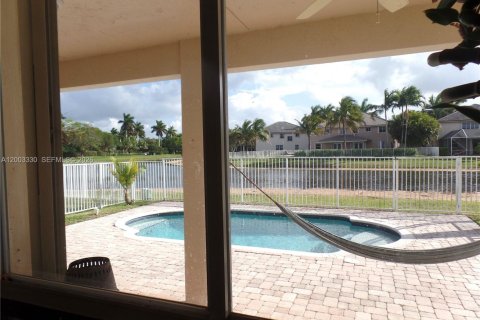 Снять в аренду виллу или дом в Уэстон, Флорида 4 спальни, 193.98м2, № 2066776 - фото 4