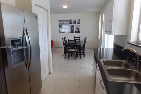 Снять в аренду виллу или дом в Уэстон, Флорида 4 спальни, 193.98м2, № 2066776 - фото 10