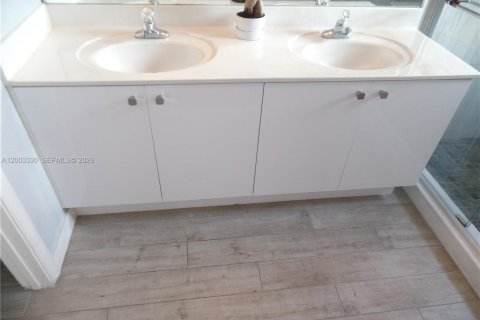 Снять в аренду виллу или дом в Уэстон, Флорида 4 спальни, 193.98м2, № 2066776 - фото 13