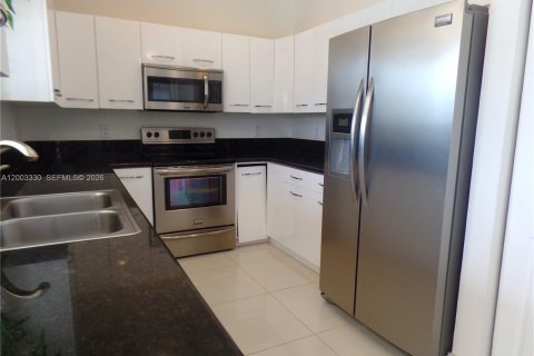 Снять в аренду виллу или дом в Уэстон, Флорида 4 спальни, 193.98м2, № 2066776 - фото 9