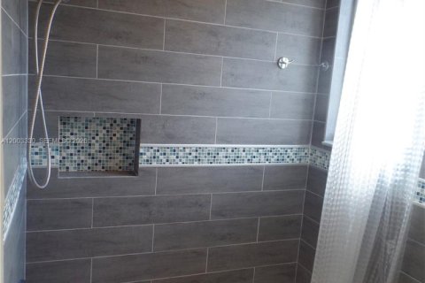 Снять в аренду виллу или дом в Уэстон, Флорида 4 спальни, 193.98м2, № 2066776 - фото 15