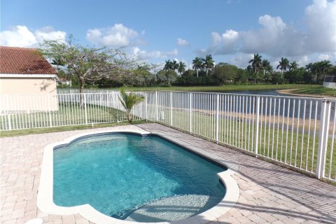 Снять в аренду виллу или дом в Уэстон, Флорида 4 спальни, 193.98м2, № 2066776 - фото 25