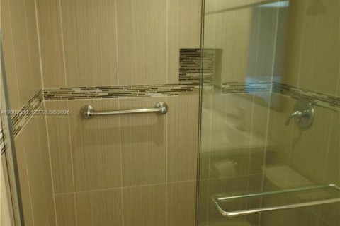 Снять в аренду виллу или дом в Уэстон, Флорида 4 спальни, 193.98м2, № 2066776 - фото 17