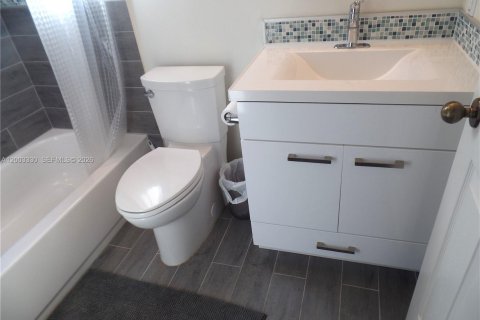 Снять в аренду виллу или дом в Уэстон, Флорида 4 спальни, 193.98м2, № 2066776 - фото 14