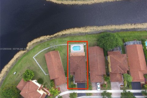 Снять в аренду виллу или дом в Уэстон, Флорида 4 спальни, 193.98м2, № 2066776 - фото 28