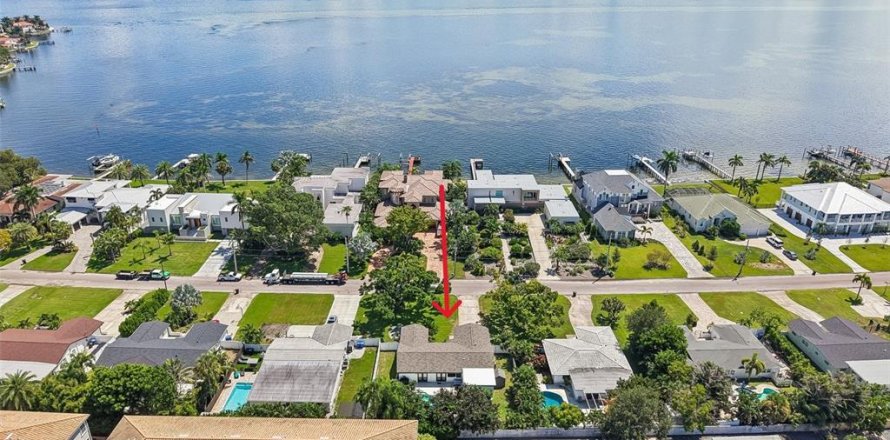 Casa en Saint Petersburg, Florida 4 dormitorios, 176.61 m2 № 2384392