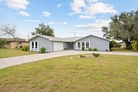 House in Cape Coral, Florida 3 bedrooms № 1814892 - photo 2