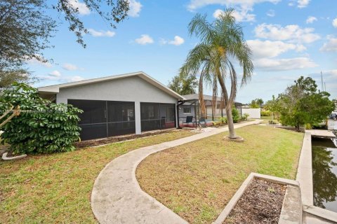 House in Cape Coral, Florida 3 bedrooms № 1814892 - photo 4
