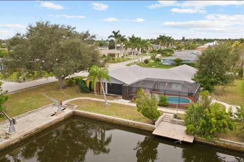 House in Cape Coral, Florida 3 bedrooms № 1814892 - photo 6