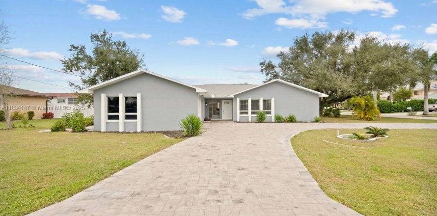 House in Cape Coral, Florida 3 bedrooms № 1814892