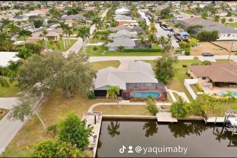 House in Cape Coral, Florida 3 bedrooms № 1814892 - photo 3