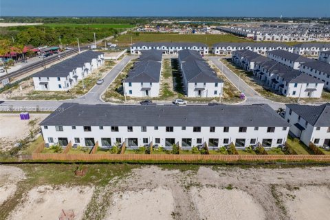 Townhouse in Homestead, Florida 3 bedrooms, 144.74 sq.m. № 2076225 - photo 21