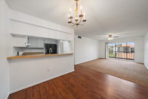 Condo in Sarasota, Florida, 2 bedrooms  № 1907555 - photo 11