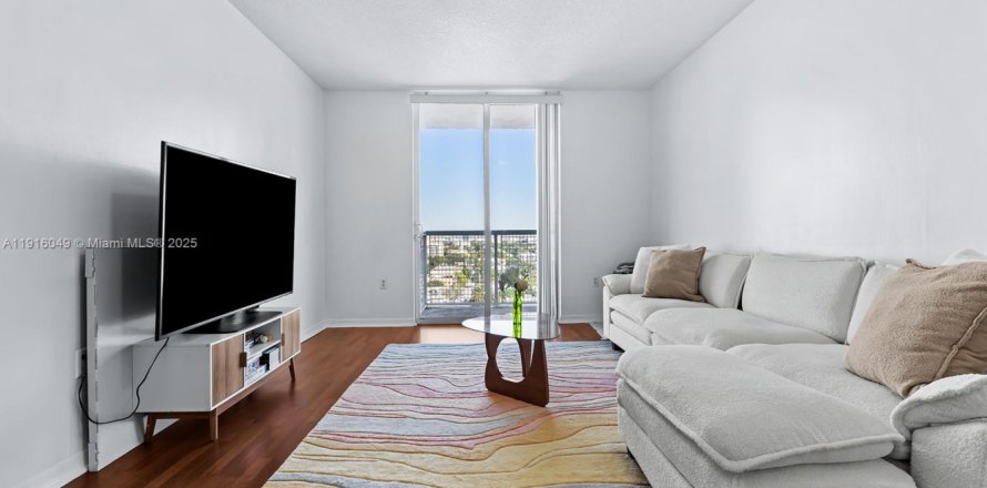 Кондоминиум с 2 спальнями в Майами, Флорида № 1972750