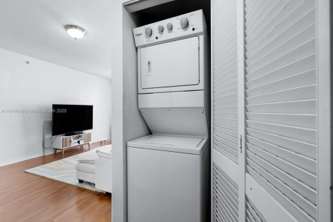 Купить кондоминиум в Майами, Флорида 2 спальни, 82.96м2, № 1972750 - фото 15