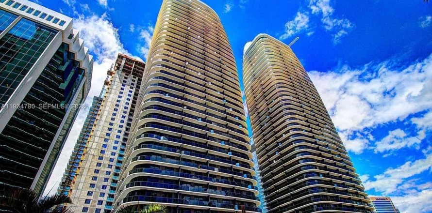 Condominio en Miami, Florida, 1 dormitorio  № 2090697
