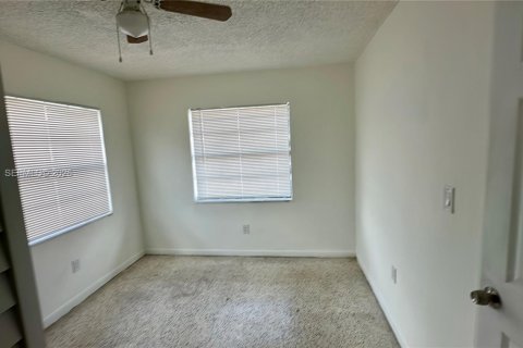 Apartamento en alquiler en Hialeah, Florida, 2 dormitorios, 74.32 m2 № 2311949 - foto 4