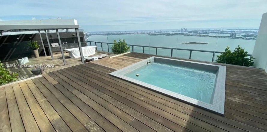 Condo in Miami, Florida, 4 bedrooms  № 1929559