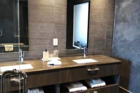 Condo in Miami, Florida, 4 bedrooms  № 1929559 - photo 7