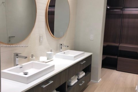 Condo in Miami, Florida, 4 bedrooms  № 1929559 - photo 15