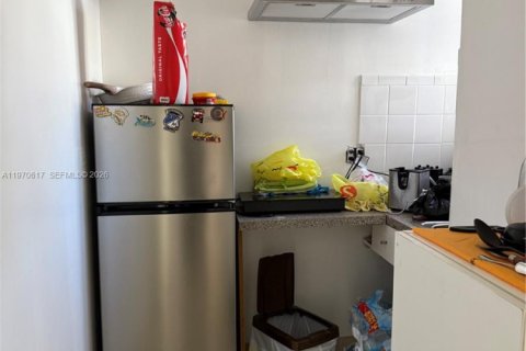 House in Hialeah, Florida 2 bedrooms, 66.89 sq.m. № 2032173 - photo 8