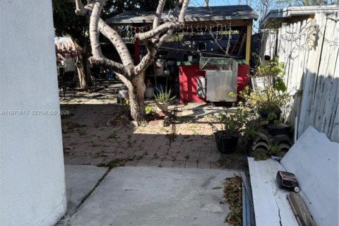 House in Hialeah, Florida 2 bedrooms, 66.89 sq.m. № 2032173 - photo 11