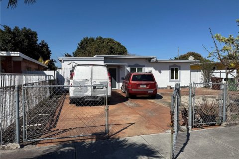 House in Hialeah, Florida 2 bedrooms, 66.89 sq.m. № 2032173 - photo 2