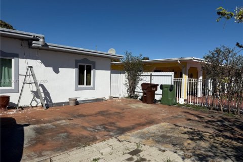 House in Hialeah, Florida 2 bedrooms, 66.89 sq.m. № 2032173 - photo 3