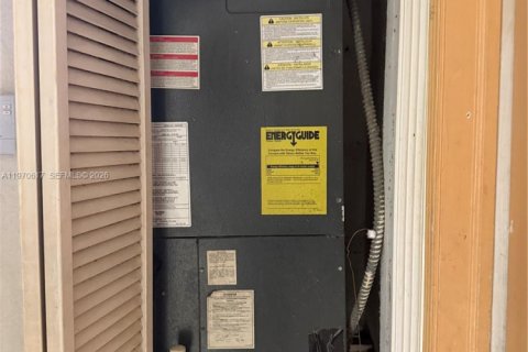 House in Hialeah, Florida 2 bedrooms, 66.89 sq.m. № 2032173 - photo 5