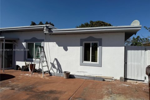 House in Hialeah, Florida 2 bedrooms, 66.89 sq.m. № 2032173 - photo 4