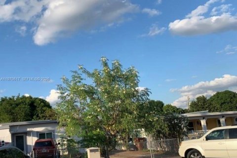 House in Hialeah, Florida 2 bedrooms, 66.89 sq.m. № 2032173