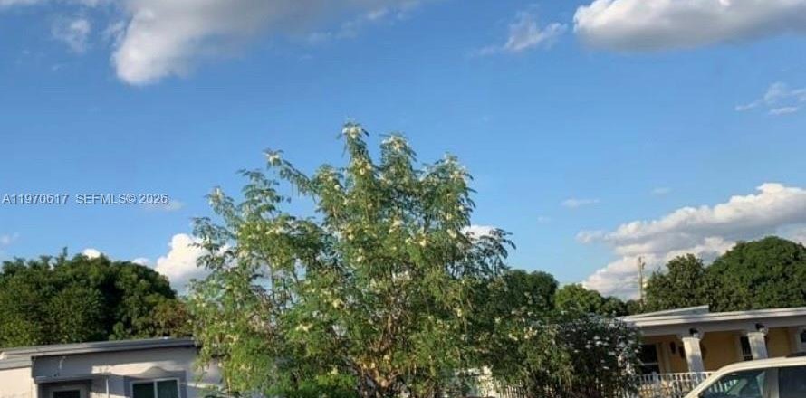House in Hialeah, Florida 2 bedrooms, 66.89 sq.m. № 2032173