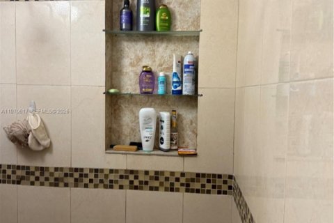 House in Hialeah, Florida 2 bedrooms, 66.89 sq.m. № 2032173 - photo 7