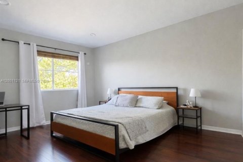 House in Hollywood, Florida 3 bedrooms, 178.28 sq.m. № 2065368 - photo 19