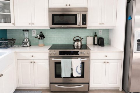 House in Hollywood, Florida 3 bedrooms, 178.28 sq.m. № 2065368 - photo 14