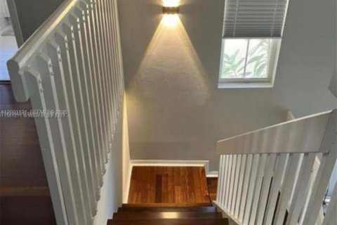 House in Hollywood, Florida 3 bedrooms, 178.28 sq.m. № 2065368 - photo 10