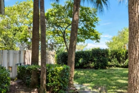 House in Hollywood, Florida 3 bedrooms, 178.28 sq.m. № 2065368 - photo 2