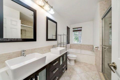 House in Hollywood, Florida 3 bedrooms, 178.28 sq.m. № 2065368 - photo 17