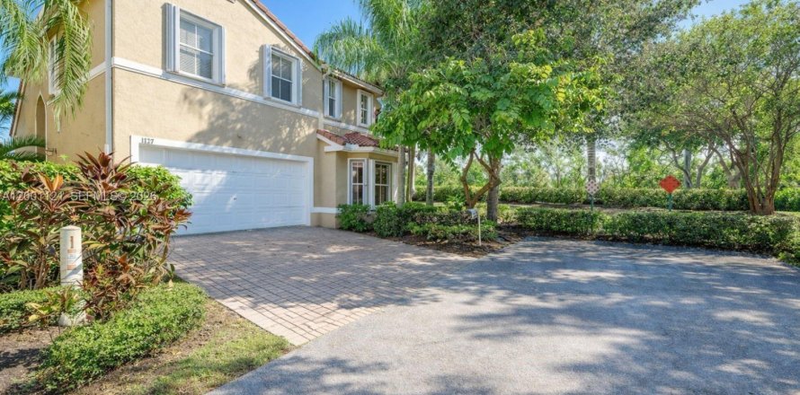 House in Hollywood, Florida 3 bedrooms, 178.28 sq.m. № 2065368