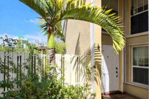 House in Hollywood, Florida 3 bedrooms, 178.28 sq.m. № 2065368 - photo 26