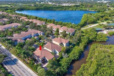 House in Hollywood, Florida 3 bedrooms, 178.28 sq.m. № 2065368 - photo 24