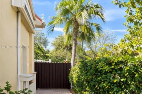 House in Hollywood, Florida 3 bedrooms, 178.28 sq.m. № 2065368 - photo 6