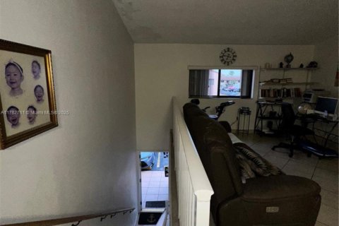 Condo in Hialeah, Florida, 2 bedrooms  № 1868761 - photo 10