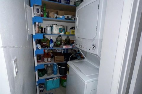 Condo in Hialeah, Florida, 2 bedrooms  № 1868761 - photo 11