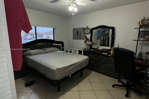 Condo in Hialeah, Florida, 2 bedrooms  № 1868761 - photo 9