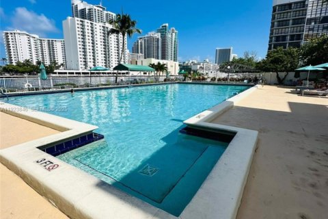 Copropriété à louer à Hallandale Beach, Floride: 1 chambre, 81.29 m2 № 1982150 - photo 7