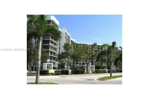 Copropriété à louer à Hallandale Beach, Floride: 1 chambre, 81.29 m2 № 1982150 - photo 18